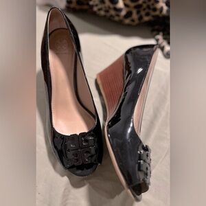 TORY BURCH Black Patent Leather Lowell Peep Toe Wedge Heels💕 Women’s 8.5M